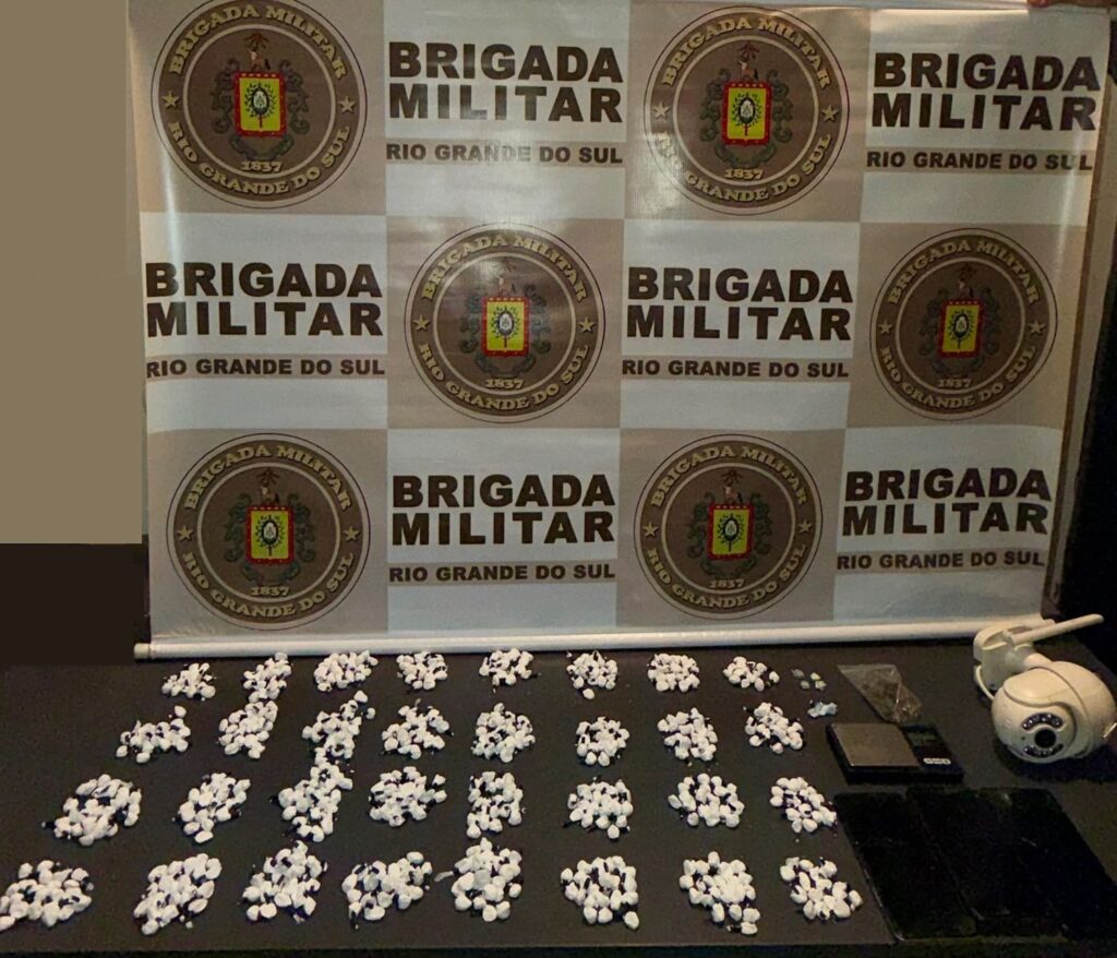 Presos no bairro Jardim em Gramado casal com mais de 700 porções de drogas