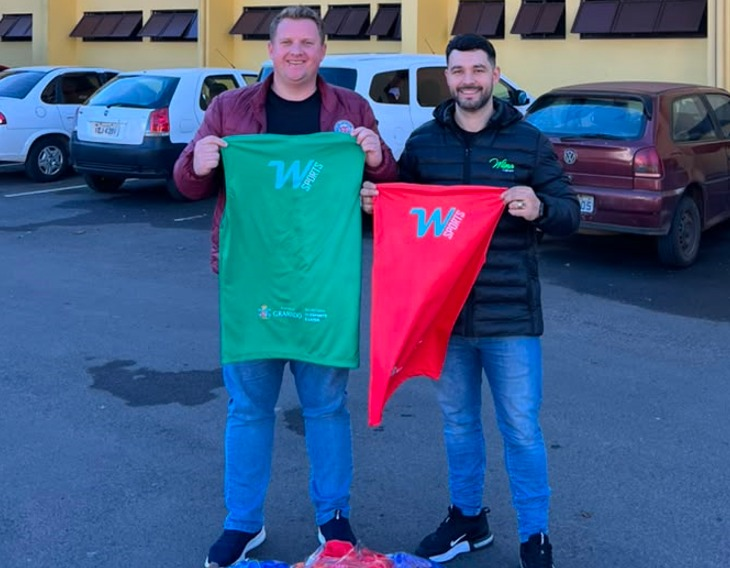 Empresa Wilma Confecções entrega doação de coletes para projetos esportivos de Gramado