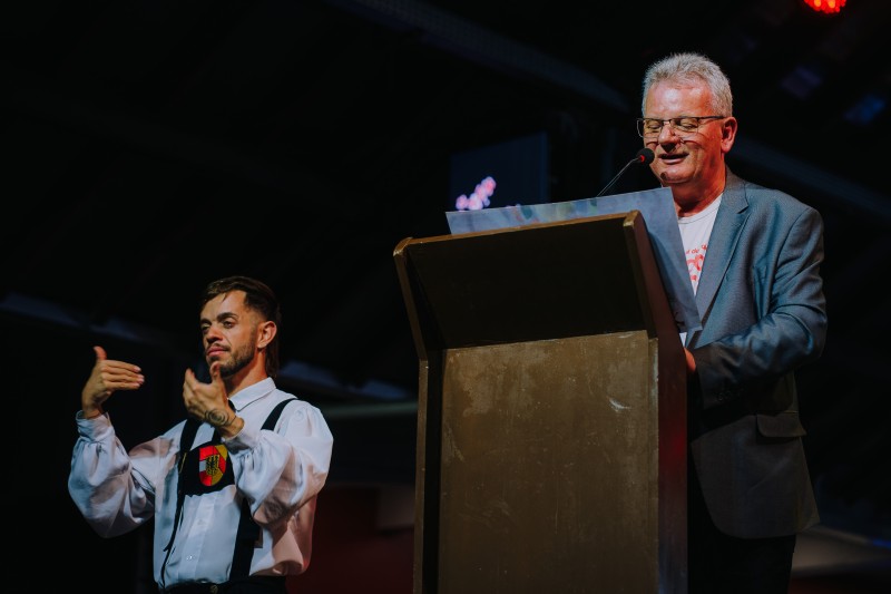 Prefeito aprende espanhol para receber grupos internacionais no Festival Internacional de Folclore
