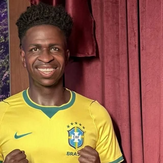 Vini Junior ganha estátua em tamanho real no Dreamland Museu de Cera em Gramado