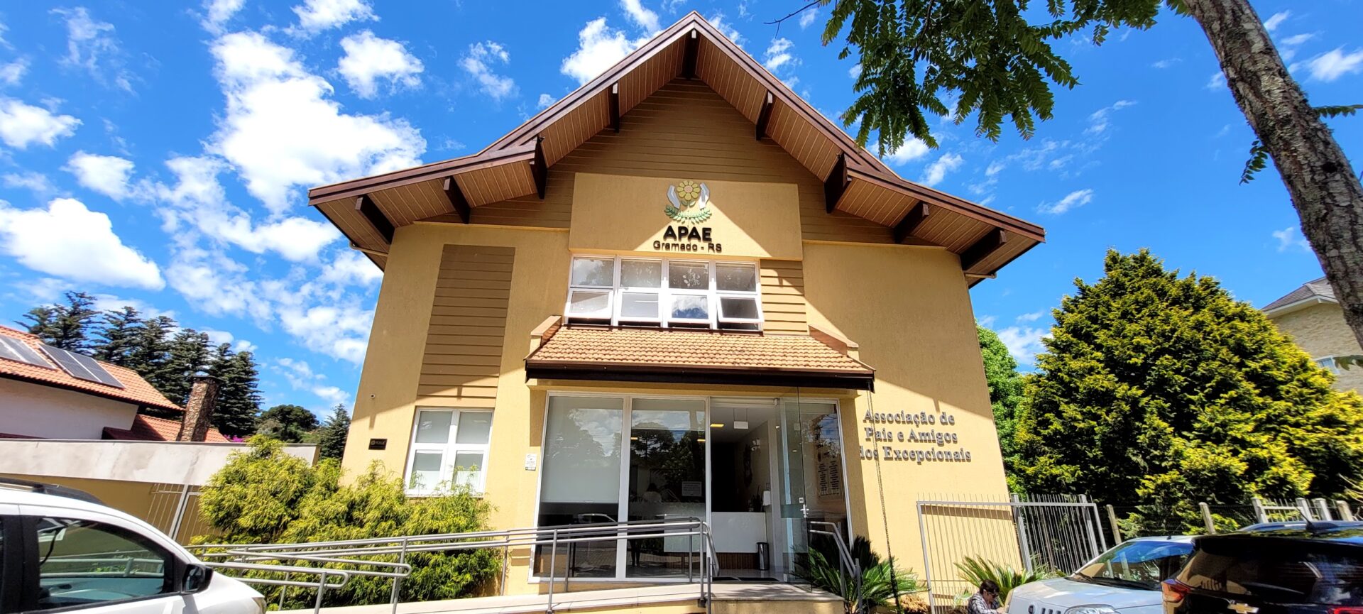 APAE Gramado recebe R$ 15 mil do Fundo Social Sicredi