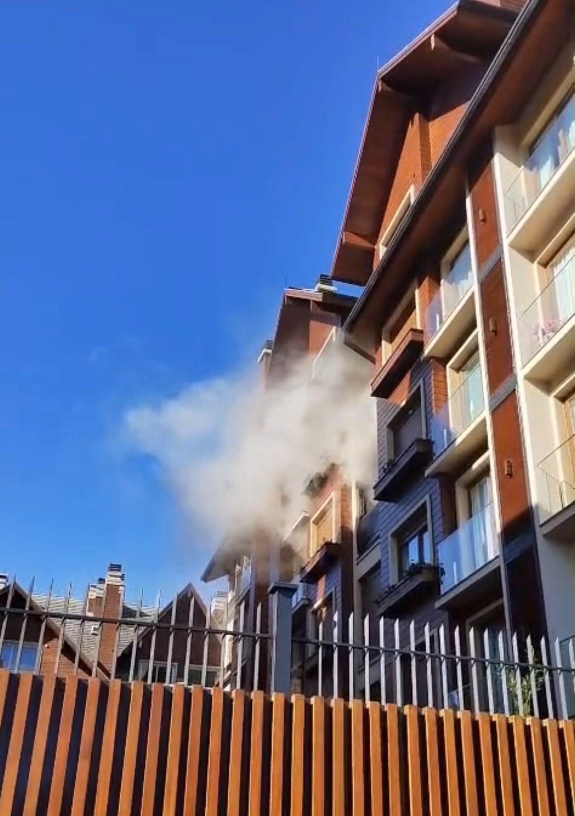 Bombeiros evitam tragédia durante incêndio em apartamento