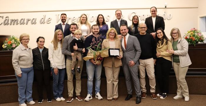 Câmara reconhece trajetória da professora Sueli Cavichioni pelos seus 45 anos dedicados à educação em Gramado