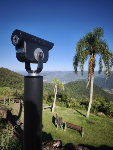 Luneta panorâmica amplia experiência dos visitantes no Ninho das Águias