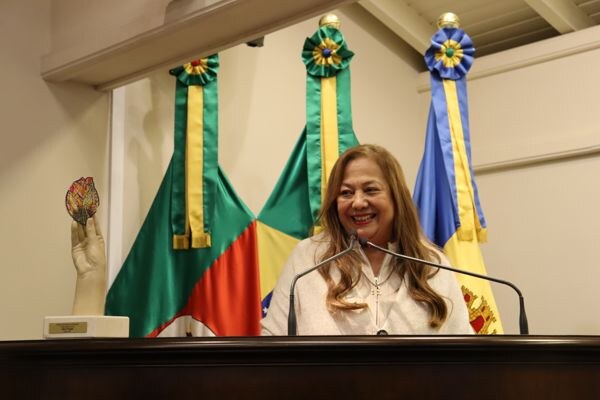 Troféu Marília Daros reconhece trajetória cultural de Jane Pozzo em Gramado
