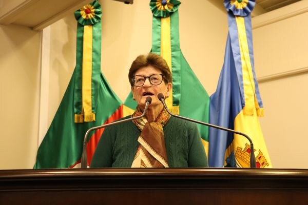Bancada do Republicanos entrega título de Mulher Cidadã à Zulmira Foss