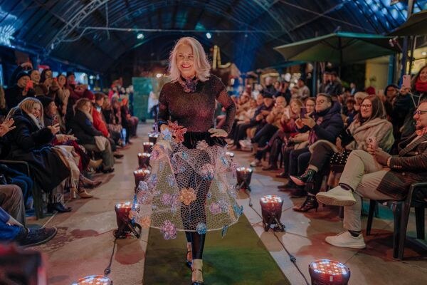 Desfile Vítrea da Cristais de Gramado contagia público na Rua Coberta