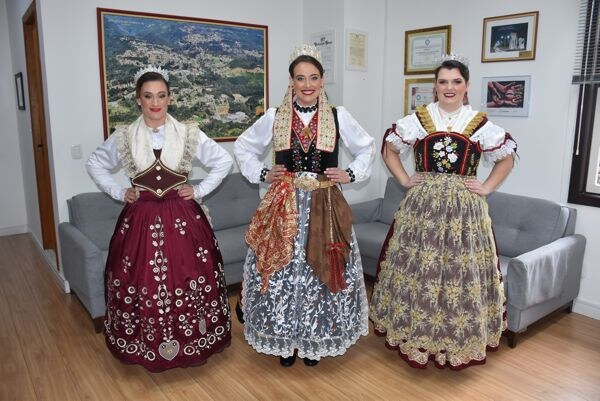 Soberanas do Folclore Alemão de Nova Petrópolis apresentam trajes oficiais