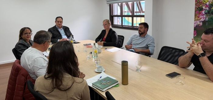 Câmara de Gramado recebe secretário de Inovação para apresentação de projeto voltado ao desenvolvimento tecnológico