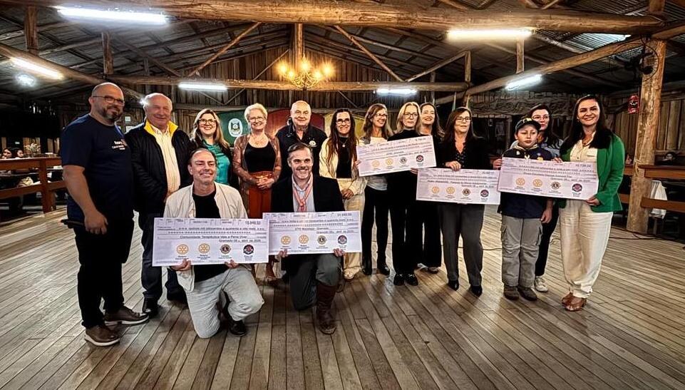 Clubes de serviços fazem entrega de recursos do Grande Desfile do 40° Natal Luz de Gramado
