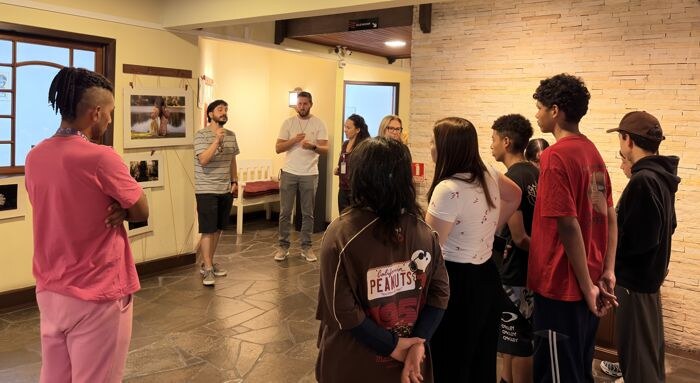 Câmara de Gramado recebe alunos imigrantes e do PADI em visita à exposição “Fuá fy há vēnh – O olhar de Fuá”