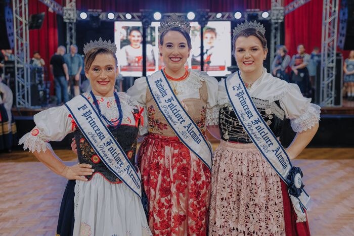 Jéssica Fernanda Schaab é eleita Rainha do Folclore Alemão de Nova Petrópolis