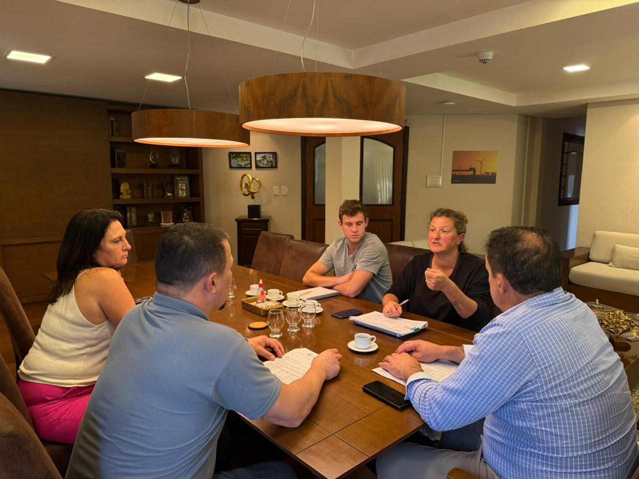 Escola do Legislativo Ivo Bezzi e Secretaria de Educação reforçam parceria em reunião na Câmara de Gramado