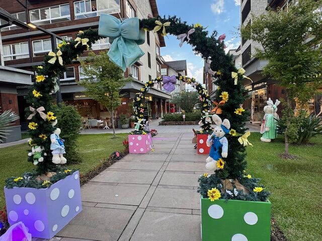 Vita Boulevard no centro de Gramado tem final de semana com decoração de páscoa, shows e atrações