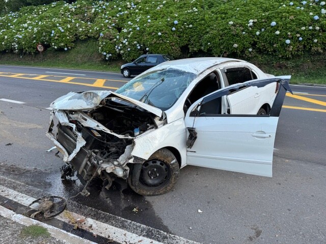 Acidente na ERS 115 no bairro Três Pinheiros em Gramado deixa uma pessoa ferida