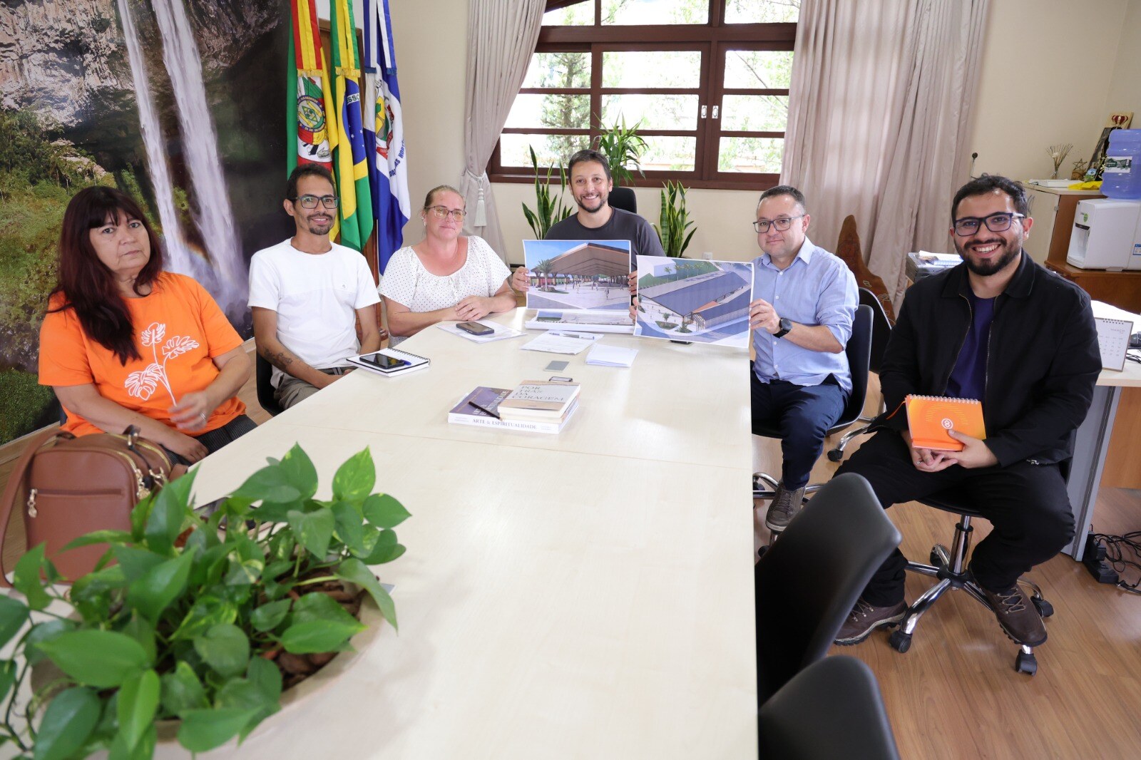 Prefeito recebe Associação de Artesãos e apresenta projeto de Largo Cultural coberto