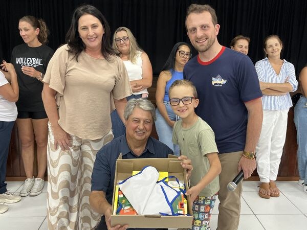 Prefeito Nestor Tissot oficializa entrega de kits escolares na volta às aulas no Ensino Fundamental em Gramado