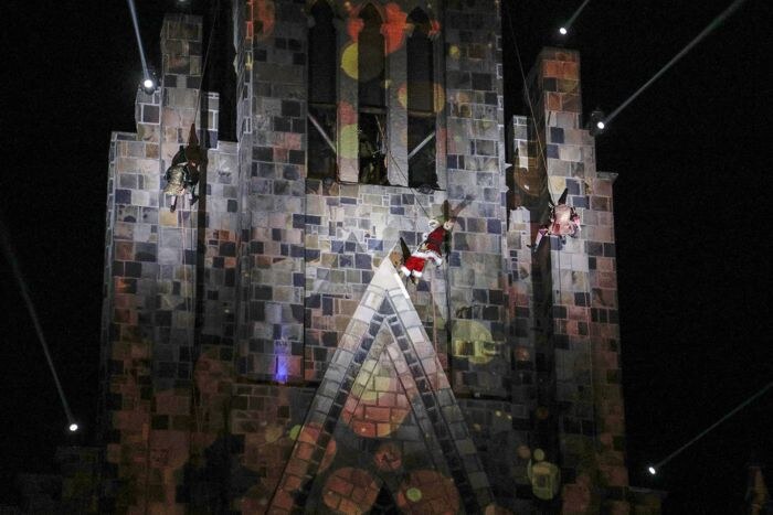 Descida do Papai Noel na Catedral de Pedra consagra-se como o show mais procurado do Sonho de Natal em Canela