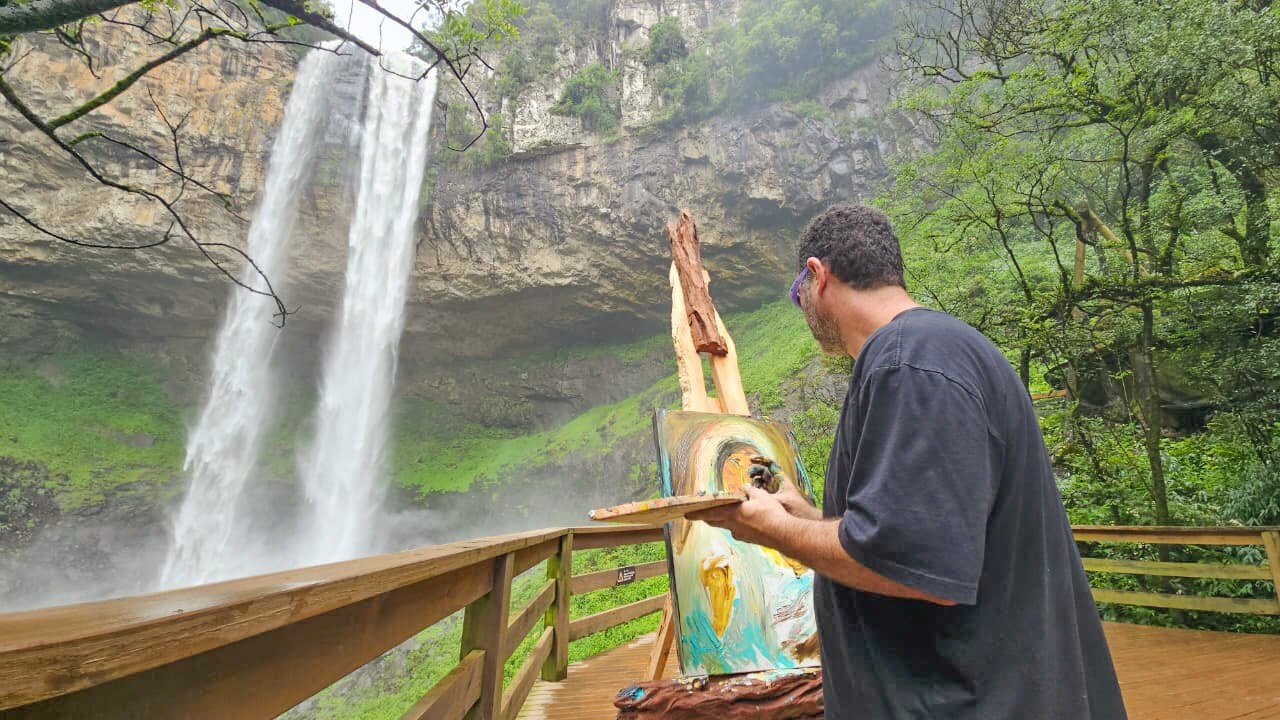 Pé da Cascata do Caracol recebe artista Rafael Ferraraccio