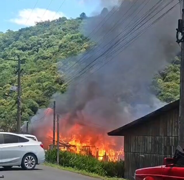 Incêndio na Linha Ávila atinge três edificações e bombeiros utilizam 60 mil litros de água para controlar o sinistro