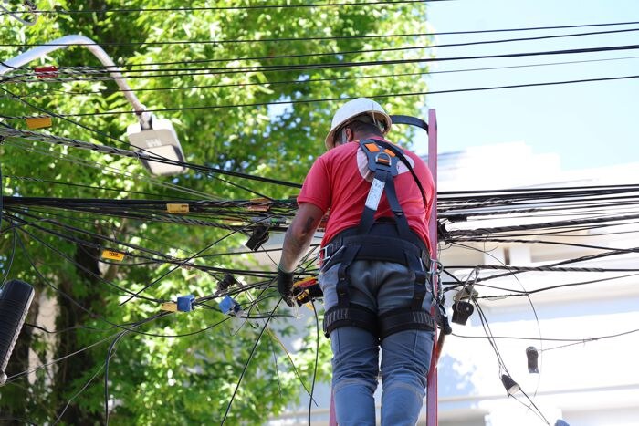 Operação Poste Limpo é retomada com a retirada de mais uma tonelada de fios inativos