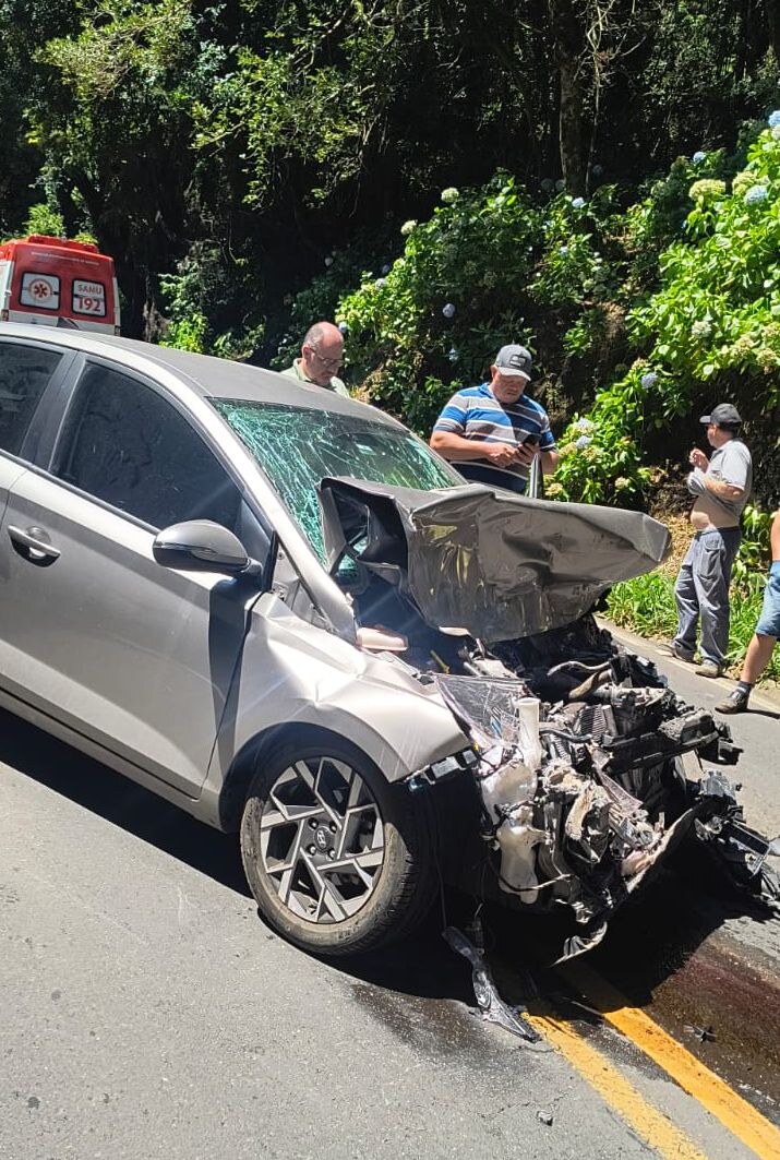 Acidente entre caminhão e carro bloqueia ERS 235 e deixa uma pessoa ferida