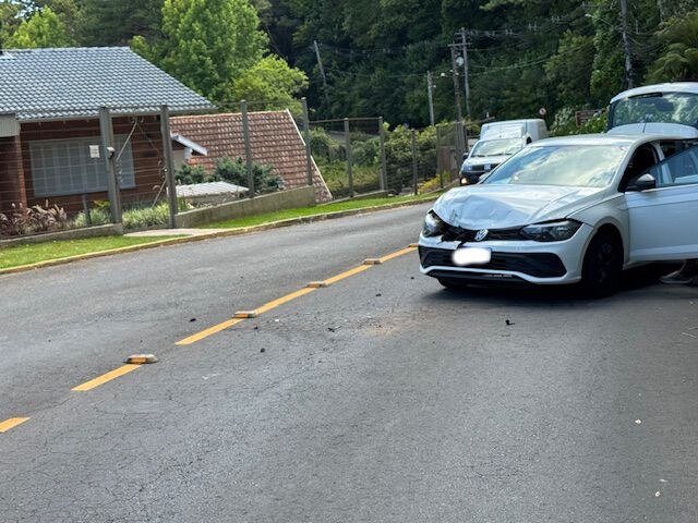 Motorista segue na contramão e colide frontalmente em via do bairro Planalto em Gramado