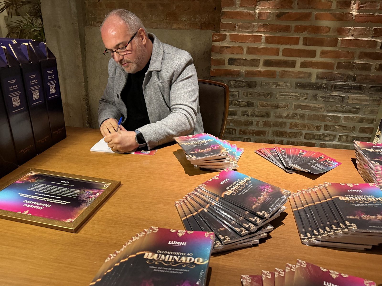 Lançado livro sobre a trajetória de superação na criação do parque Lumni Experience em Gramado