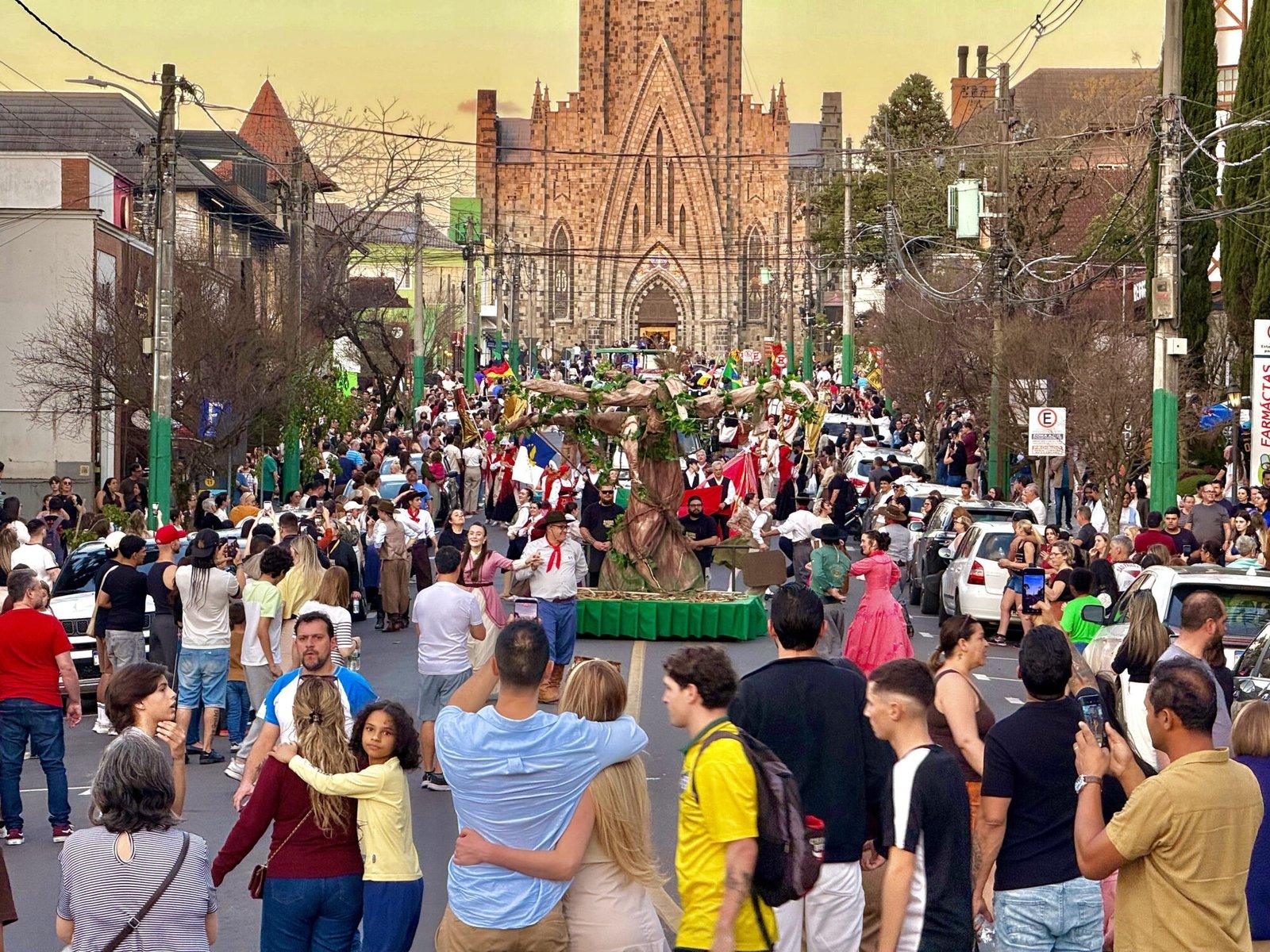 Desfile Raízes da Terra contagia público na Festa Colonial de Canela