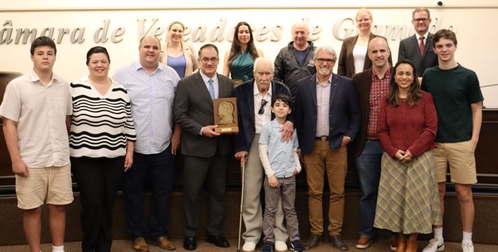 Claudio Behrend recebe Troféu Elisabeth Rosenfeld por sua contribuição à história de Gramado