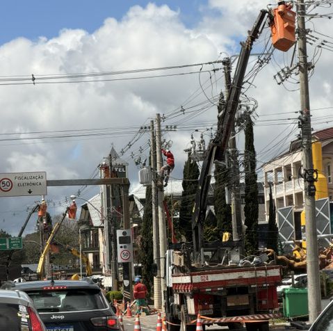 Interrupção de energia da RGE em pleno feriadão prejudica comerciantes na rodovia entre Gramado e Canela