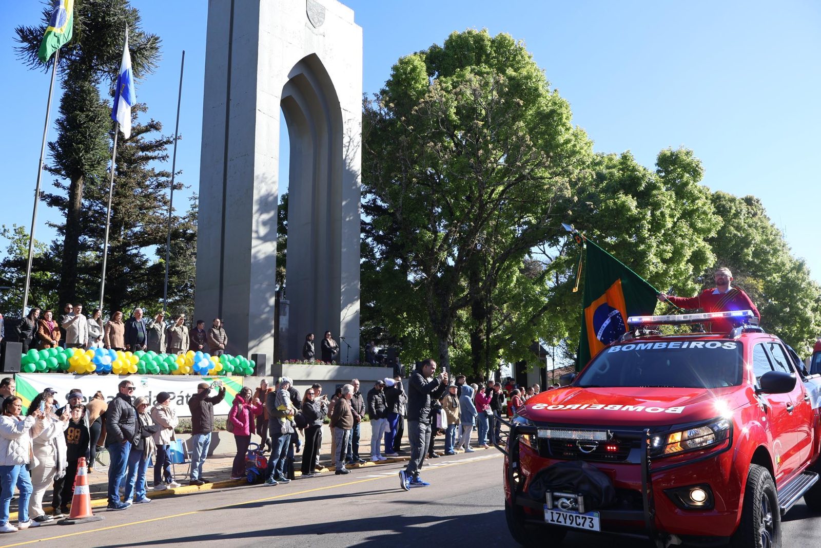 Desfile Cívico reúne mais de 1.500 participantes e celebra a cultura e a história em Nova Petrópolis