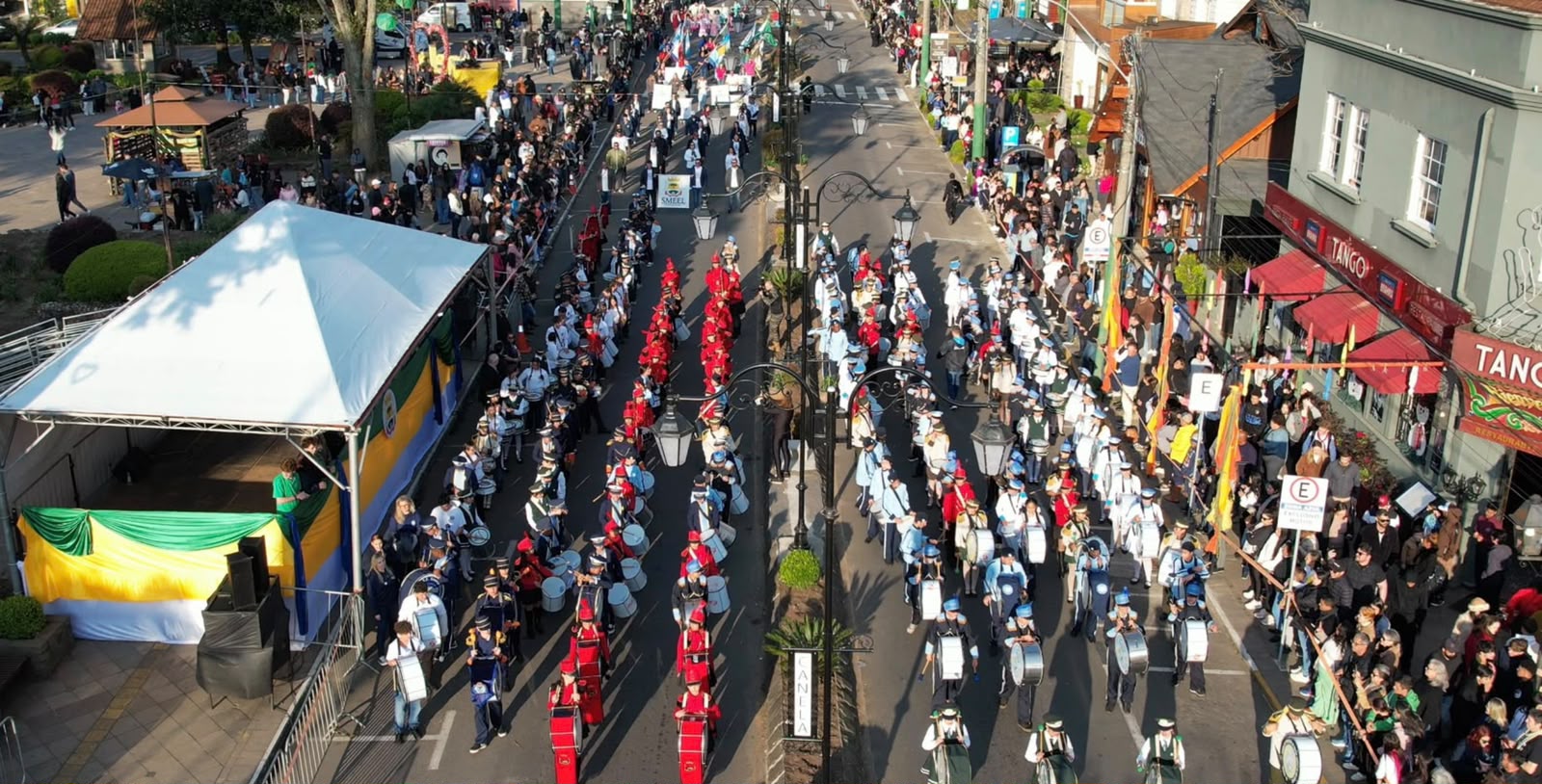 Desfile de 7 de Setembro reúne milhares de pessoas no Centro de Canela