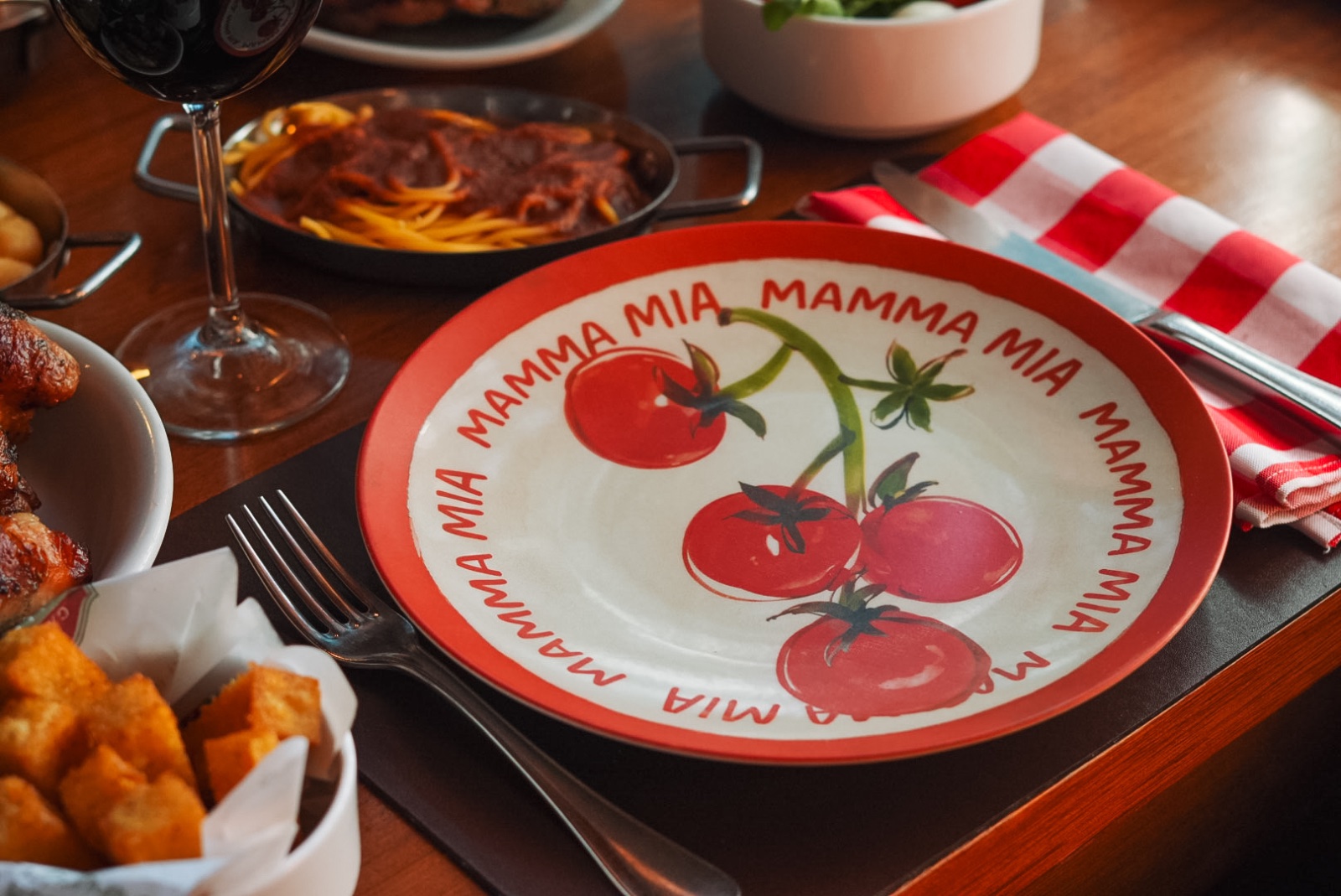 Mamma Mia e Tramontina produzem 40 mil pratos exclusivos para ação em três estados