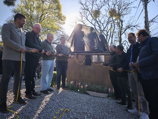 Nova Petrópolis entrega Monumento “Heimat – Raízes dos Agricultores” em homenagem aos imigrantes e agricultores que construíram a história do Município