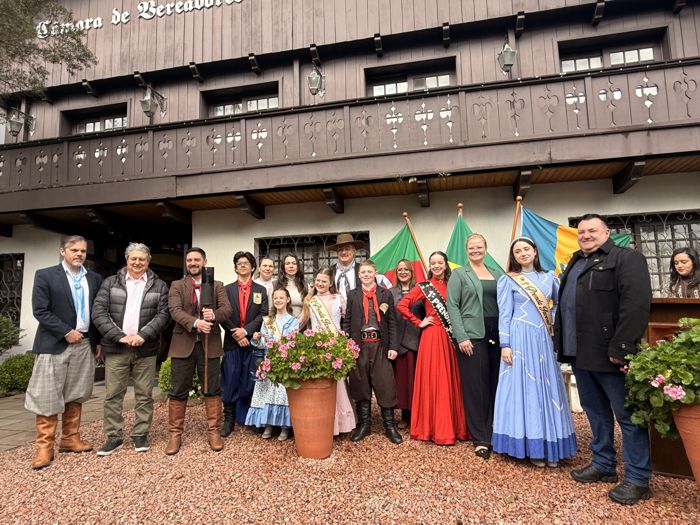 Câmara de Gramado recebe Chama Crioula e realiza acendimento da Centelha em ato solene