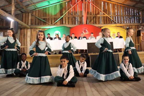 Sessão Descentralizada no CTG Manotaço recebe apresentação da Escola Paulina Benetti