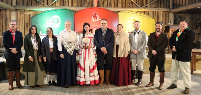 Gabriela Thoen Krause recebe Medalha Farroupilha em sessão no CTG Manotaço