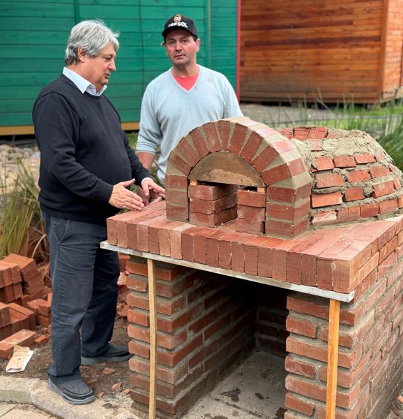 Praça das Etnias ganha réplica de forno colonial em homenagem às origens de Gramado