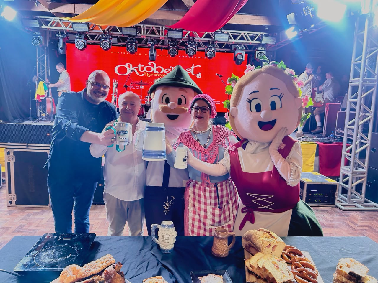 Oktoberfest Gramado iniciou com Baile do Chopp e segue com extensa agenda de shows nacionais até outubro