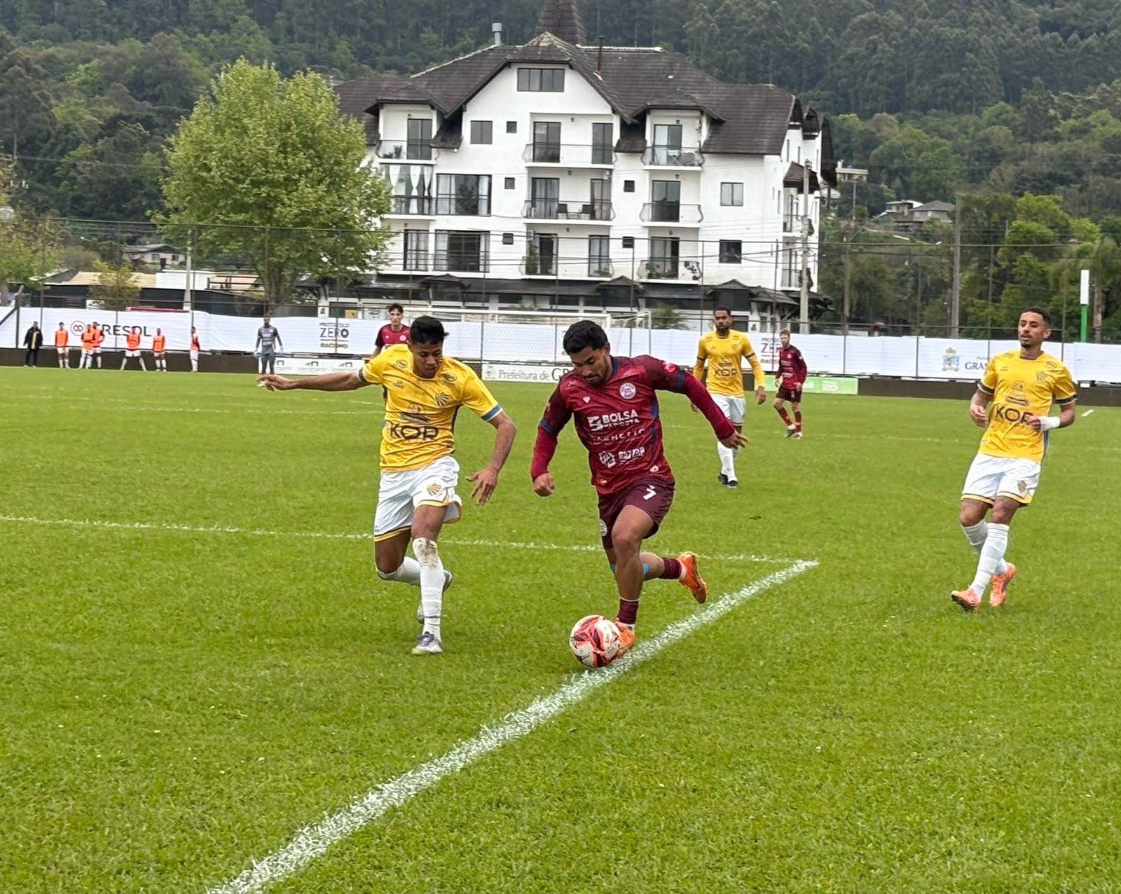 Com decisões polêmicas da arbitragem, Gramadense empata com o Pelotas e decide permanência no domingo