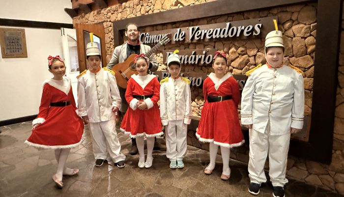Escola Ninho faz apresentação na Câmara e convida vereadores para desfile de Natal
