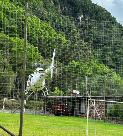 Bombeiros utilizam helicóptero para resgatar jovem afogado no Rio Caí