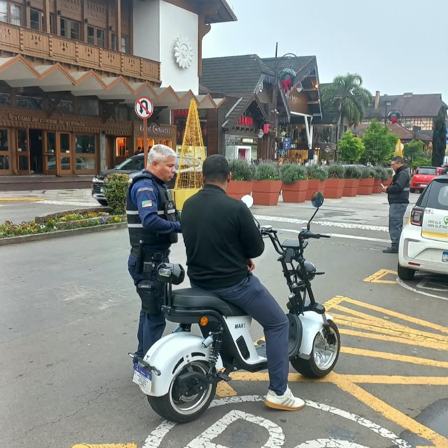 Secretaria de Trânsito realiza orientação para condutores de veículos elétricos em Gramado