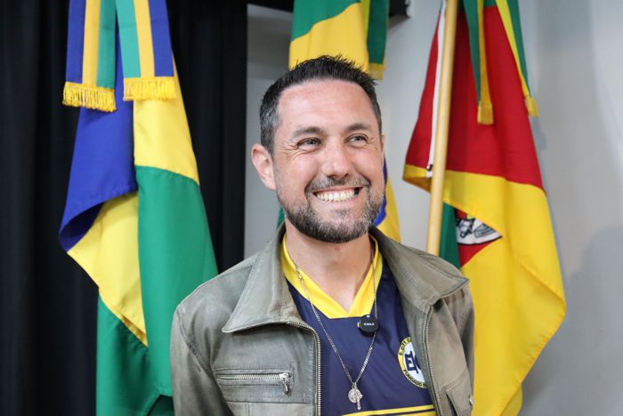 Esporte Clube 11 Canarinhos recebe Moção de Reconhecimento durante Sessão Descentralizada