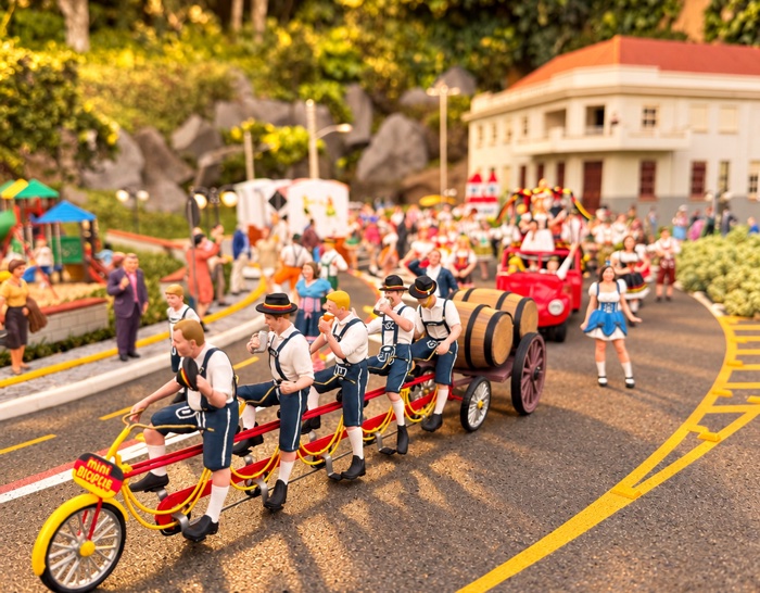 Oktoberfest e Outubro Rosa movimentam a cidade em miniatura no Mini Mundo