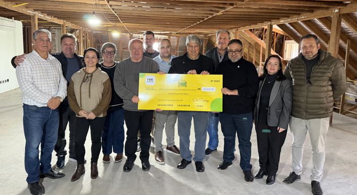 Rek Parking entrega cheque de R$ 76 mil ao Hospital Arcanjo São Miguel