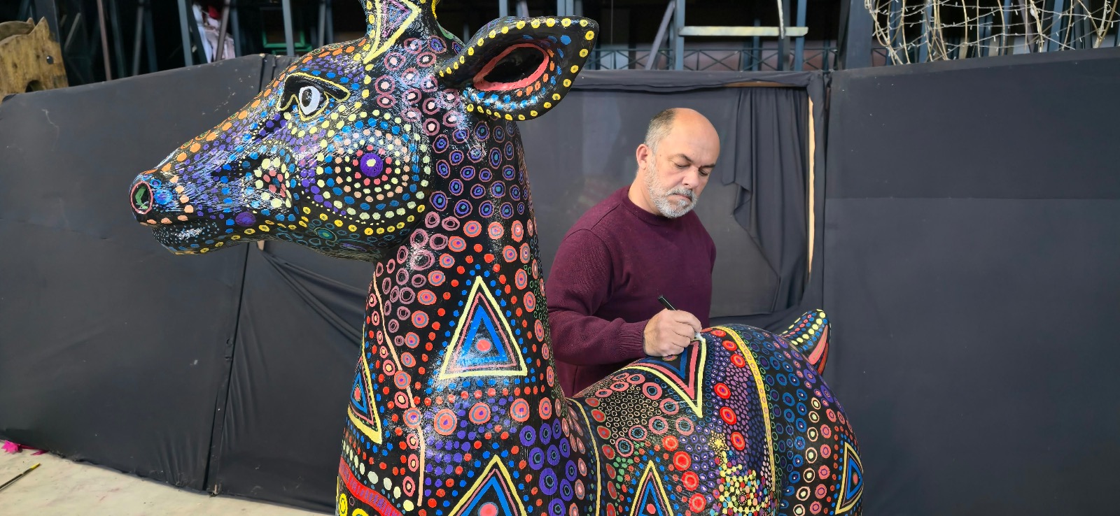Ricardo Veras conquista o primeiro lugar no concurso de pintura das renas do Natal Luz de Gramado 2026