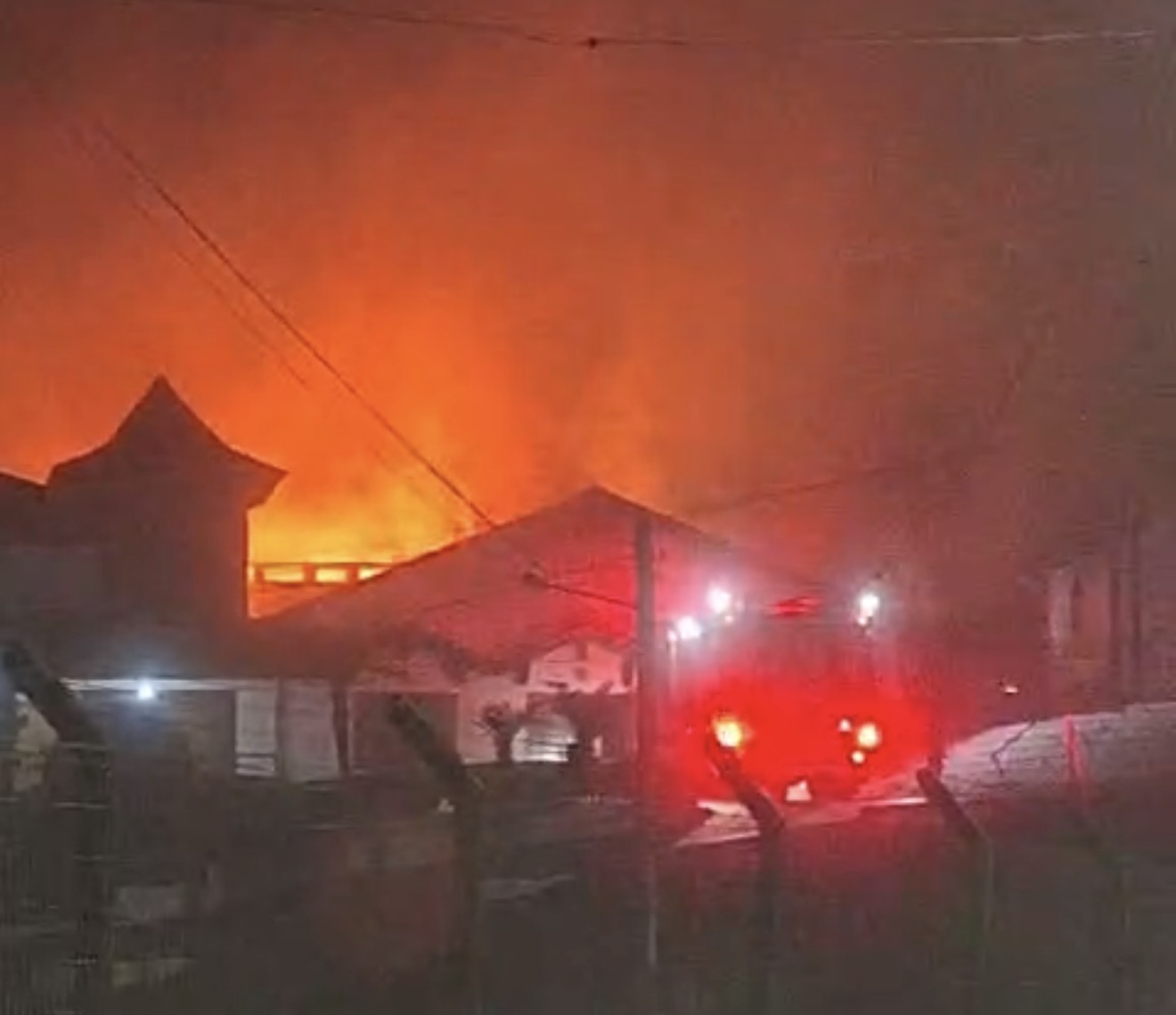 Bombeiros de Canela e Gramado combatem incêndio em duas casas e parte do telhado do Salão de Vidro do Caravaggio no Saiqui na noite deste domingo