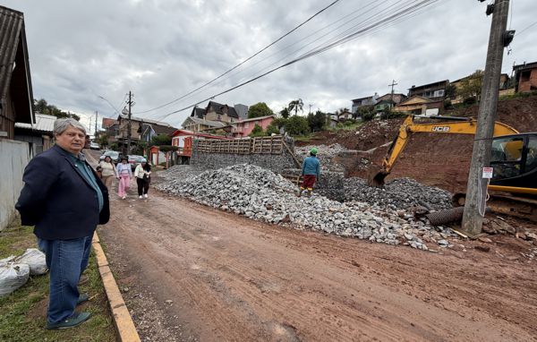 Prefeito Nestor Tissot acompanha obras de contenção e infraestrutura viária